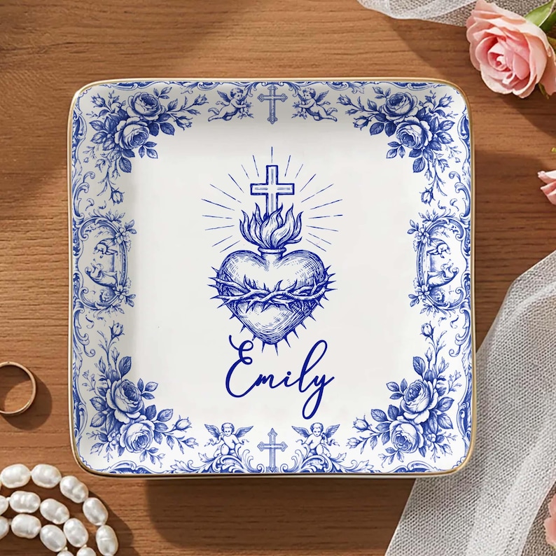 Op de afbeelding: Een set van drie keramische mokken met een gespikkelde, matte afwerking. De mokken zijn in cr&egrave;me, lichtgrijs en donkergrijs. Elke mok heeft een eenvoudig, minimalistisch ontwerp.