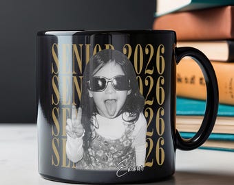 Taza personalizada con foto de graduación estilo vintage 2026, taza negra personalizada, taza de cerámica con foto de graduación, tazas para fiestas de la clase de 2026, taza de café con foto