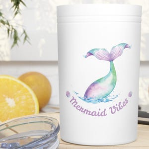 Mermaid Tail Becher, Mermaid Travel Can Cup, 11 oz Thermobecher mit Deckel, Mermaid Vibes Geschenk, Ocean Lover Strandbecher, Mermaid Cup
