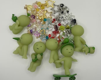 idiots upcyclés cartoon vert | porte-clés en perles | Année 2000, jumino core, bibelots, accessoire phosphorescent