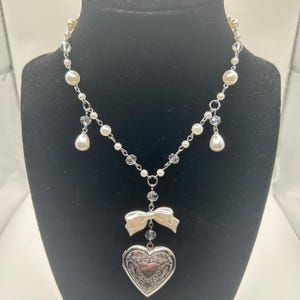 Collar y pendientes con medallón de corazón de plata perla simple y coqueta / conjunto de joyas estéticas minimalistas blancas Y2K, regalo que se puede abrir lindo