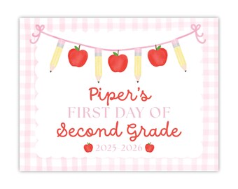 Puede incluir: Un letrero rosa y blanco con estampado de cuadros vichy con el texto "Piper's FIRST DAY OF Second Grade 2025-2026". Decorado con manzanas rojas y lápices amarillos colgando de una guirnalda rosa.