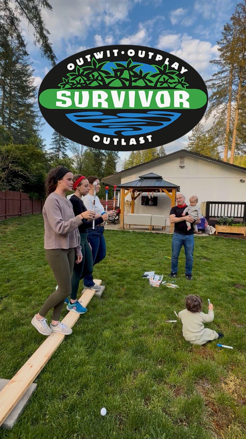以下が含まれることがあります： 屋外ゲームのシーン。ロゴ「Survivor」は黒い楕円形で、緑と青のアクセントがある。人々は木の板の上でバランスを取り、子供は芝生で遊んでいる。庭でのシーン。
