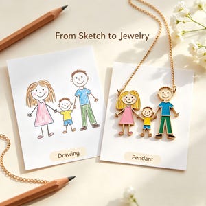 Op de afbeelding: Een goudkleurige metalen kettinghanger met een gezin van drie figuren, waaronder een persoon in een roze jurk, een kleinere persoon in een geel shirt en een persoon in een blauw shirt, passend bij een tekening op een kaart met Drawing en Pendant.