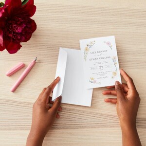 Partecipazione di matrimonio con fiori / Elegante template personalizzabile direttamente su Canva / Disponibile in italiano e inglese