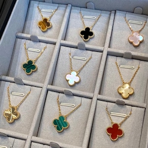 Collier Vintage Motif Trèfle En Chalcedoine Blanche Sur Chaîne Inoxydable - Neuf Sans étiquette