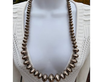 Collar pesado de perlas navajo de plata esterlina india de 108 g, estampado a mano y graduado.