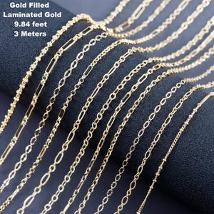 Puede incluir: Una colección de cadenas de oro laminado y relleno de oro con varios estilos de eslabones, incluyendo diseños de cable, clip y texturizados. El texto en la imagen dice Gold Filled, Laminated Gold, 9.84 feet, 3 Meters.