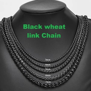 Puede incluir: Un collar de cadena de trigo negro exhibido en un maniquí negro. El collar está disponible en varios grosores, que van de 3 mm a 7 mm. El texto "Black wheat link Chain" se muestra en verde.