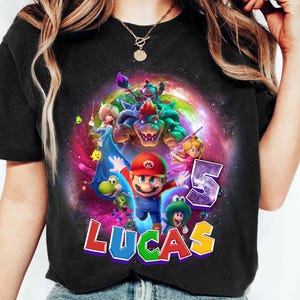 Puede incluir: Una taza de cer&aacute;mica blanca con un asa negra y el texto "But First, Coffee" en negro, con una fuente de estilo manuscrito. La taza est&aacute; sobre una superficie blanca.