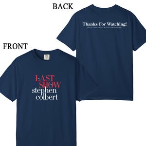 Puede incluir: Camiseta azul marino con el texto "LAST SHOW stephen colbert" en rojo y blanco en la parte delantera. La parte trasera de la camiseta tiene el texto "Thanks For Watching!"