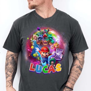 Camiseta personalizada de cumpleaños de la película Super Mario Galaxy, camisetas a juego para la familia de M Bros Party, camiseta personalizada de cumpleaños para niño con temática espacial de Mario imagen 4