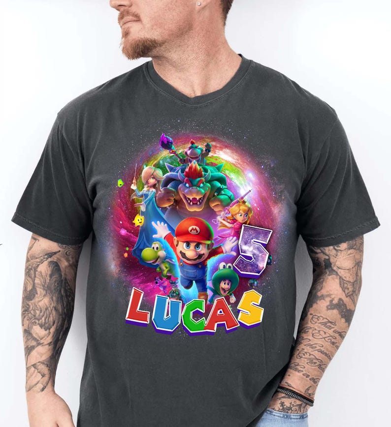 Camiseta personalizada de cumpleaños de la película Super Mario Galaxy, camisetas a juego para la familia de M Bros Party, camiseta personalizada de cumpleaños para niño con temática espacial de Mario imagen 4