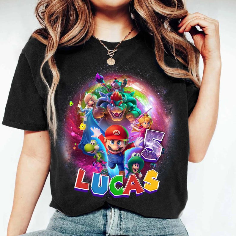 Puede incluir: Una taza de cer&aacute;mica blanca con un asa negra y el texto "But First, Coffee" en negro, con una fuente de estilo manuscrito. La taza est&aacute; sobre una superficie blanca.