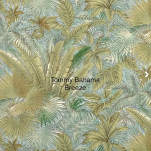 Peut inclure: Motif tropical avec des feuilles de palmier et du feuillage verts et dor&eacute;s. Le motif comprend le texte "Tommy Bahama Breeze" en blanc. Le fond est de couleur bleu clair et vert.