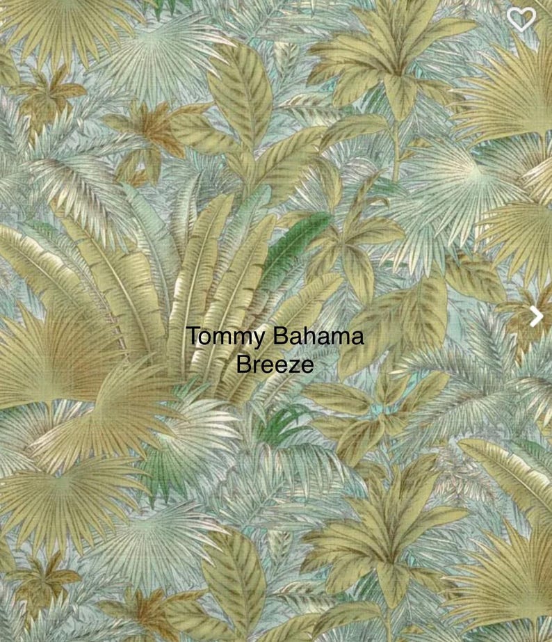 Peut inclure: Motif tropical avec des feuilles de palmier et du feuillage verts et dor&eacute;s. Le motif comprend le texte "Tommy Bahama Breeze" en blanc. Le fond est de couleur bleu clair et vert.