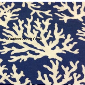 Peut inclure: Gros plan sur un tissu avec un motif de r&eacute;cif corallien r&eacute;p&eacute;t&eacute;. Le corail est blanc sur un fond bleu cobalt profond. Le texte "Outdoor cobalt Coral" est imprim&eacute; sur le tissu.