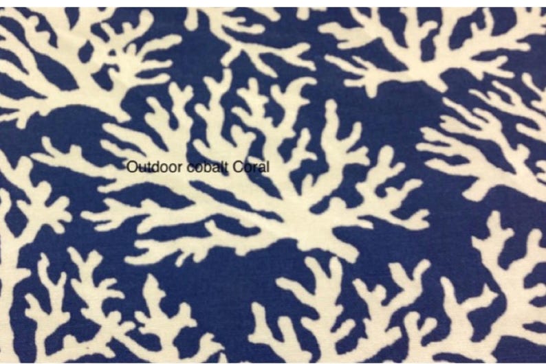 Peut inclure: Gros plan sur un tissu avec un motif de r&eacute;cif corallien r&eacute;p&eacute;t&eacute;. Le corail est blanc sur un fond bleu cobalt profond. Le texte "Outdoor cobalt Coral" est imprim&eacute; sur le tissu.