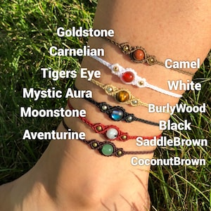 Op de afbeelding: Enkelbandjes met edelsteen kralen, waaronder Goldstone, Carnelian, Tijgeroog, Mystic Aura, Maansteen en Aventurijn. De armbanden zijn in verschillende kleuren, zoals camel, wit, zwart en kokosbruin. De tekst op de afbeelding identificeert elke edelsteen.