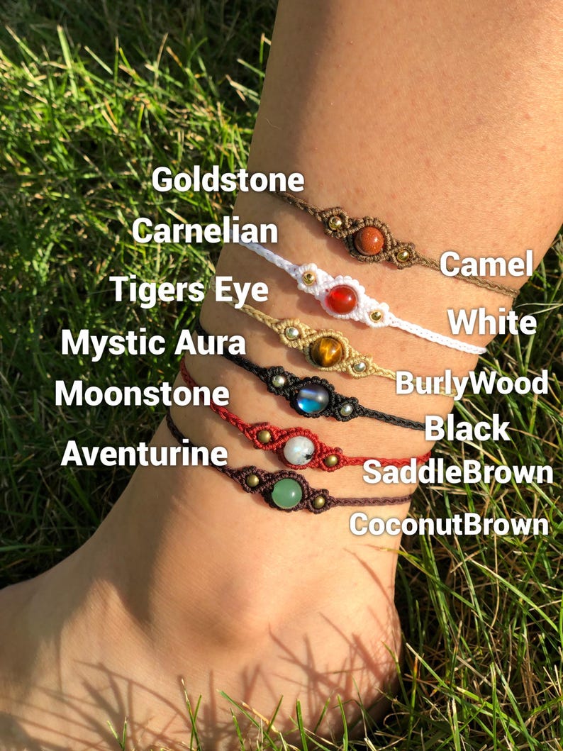Op de afbeelding: Enkelbandjes met edelsteen kralen, waaronder Goldstone, Carnelian, Tijgeroog, Mystic Aura, Maansteen en Aventurijn. De armbanden zijn in verschillende kleuren, zoals camel, wit, zwart en kokosbruin. De tekst op de afbeelding identificeert elke edelsteen.