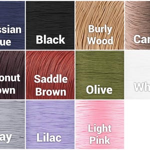 Op de afbeelding: Een kleurenkaart met kleurstalen in verschillende kleuren met hun namen. Kleuren zijn Pruisisch Blauw, Zwart, Burly Wood, Camel, Kokosbruin, Zadelbruin, Olijf, Wit, Grijs, Lila en Lichtroze.