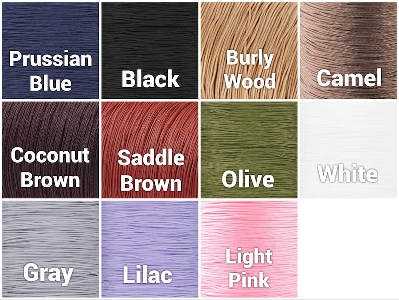 Op de afbeelding: Een kleurenkaart met kleurstalen in verschillende kleuren met hun namen. Kleuren zijn Pruisisch Blauw, Zwart, Burly Wood, Camel, Kokosbruin, Zadelbruin, Olijf, Wit, Grijs, Lila en Lichtroze.