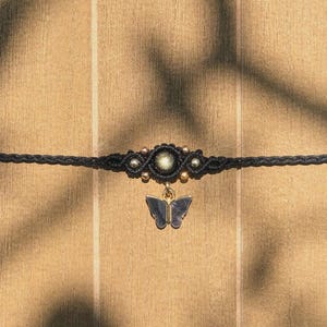 Flutter – Gargantilha de Macramê com Cristais de Cura em Formato de Borboleta e Mariposa – Joias Boho de Fada