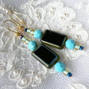 Pendientes colgantes de cristal turquesa vintage con cuentas talladas en mesa.