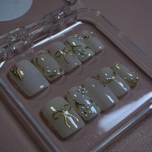 Bridal nails/Gold Detail/Spring Nails/Girly Nails/Luxury Nails/White Nails/Wedding Nails