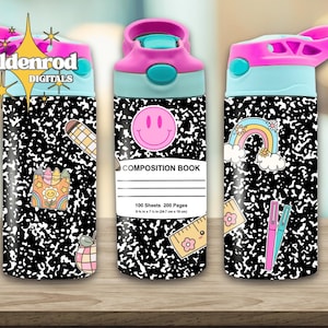 Puede incluir: Tres botellas de agua con un diseño de cuaderno en blanco y negro. Cada botella tiene una tapa abatible rosa y una base azul claro. Las botellas están decoradas con pegatinas coloridas, incluyendo una carita sonriente, un arcoíris y útiles escolares.