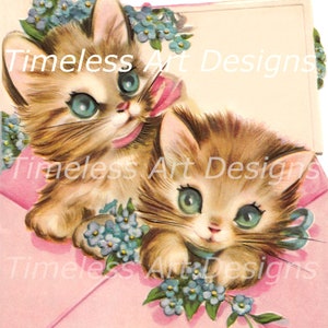 Op de afbeelding: Twee bruine en witte kittens met blauwe ogen kijken uit een roze envelop die versierd is met blauwe vergeet-me-nietjes. De kittens dragen blauwe linten om hun nek.