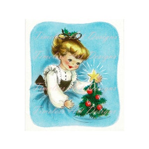 Immagine digitale stampabile e scaricabile raffigurante una signorina di Natale retrò d'epoca, graziosa signorina natalizia ammira l'albero di Natale, immagine di un biglietto di Natale d'epoca!