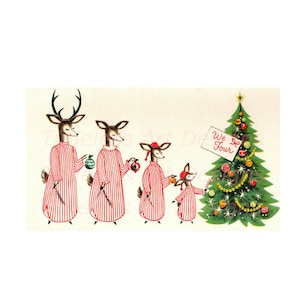 Imagen de descarga digital: adorable familia de renos con camisones decorando el árbol de Navidad. Tarjeta navideña vintage para imprimir.