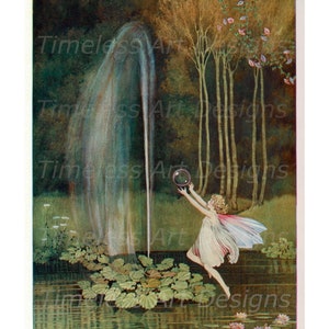 Op de afbeelding: Een fee met vleugels en een witte jurk vangt een bel met haar hand. De fee staat in een vijver met waterlelies en een fontein op de achtergrond. De fontein spuit water hoog in de lucht.