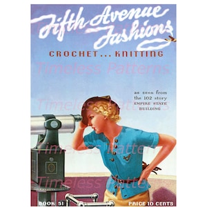 Könnte beinhalten: Eine Vintage-Illustration einer Frau, die durch ein Teleskop schaut und einen Blick auf die Skyline der Stadt hat. Die Frau trägt einen blauen Strickpullover mit weißem Kragen und einem braunen Gürtel. Der Text auf dem Bild lautet "Fifth Avenue Fashions Crochet... Knitting as seen from the 102 story Empire State Building Book 51 Price 10 Cents".