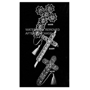 Op de afbeelding: Drie witte gehaakte kruis-bladwijzers met kwastjes. De bovenste bladwijzer is een groot kruis met een kleiner kruis in het midden. De middelste bladwijzer is een lang, smal kruis met een kleiner kruis in het midden. De onderste bladwijzer is een lang, smal kruis met een kleiner kruis in het midden. De nummers 6608, 6609 en 6610 zijn onder elke bladwijzer afgedrukt.