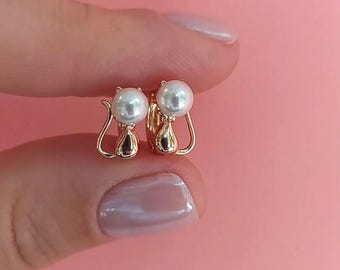 Pendientes de gato de plata de ley bañados en oro de 14 k: aros de gatito con perla