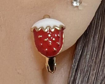 Pendientes de fresa de plata de ley bañados en oro de 14 quilates: joyería de frutas con esmalte rojo