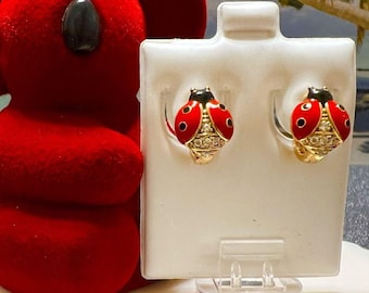 Pendientes de mariquita de esmalte rojo: pendientes de plata de ley chapados en oro de 14 k