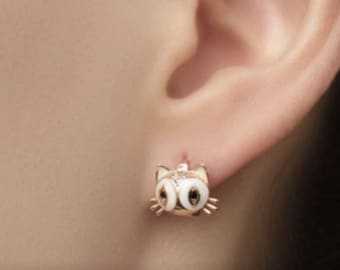 Pendientes de aro con gato esmaltado blanco: plata de ley bañada en oro de 14 k