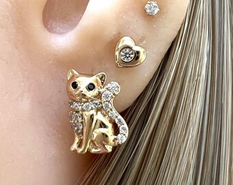 Pendientes de gato de plata de ley bañados en oro: Joyas de gatito con circonitas cúbicas
