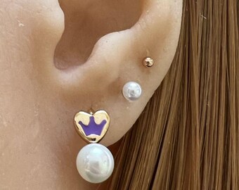 Aros de corazón: Plata de ley bañada en oro de 14 k, perla y corona