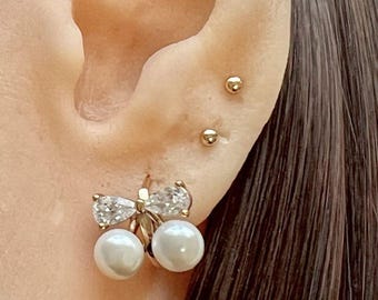 Pendientes de lazo de plata de ley chapados en oro: circonitas y perlas de imitación