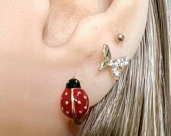 Pendientes de aro de mariquita: Plata de ley bañada en oro, esmalte rojo.