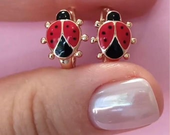 Aros de mariquita: chapados en oro de 14 k, esmalte rojo y negro