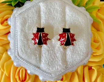 Pendientes de aro con forma de mariquita pequeños de plata de ley bañados en oro rojo