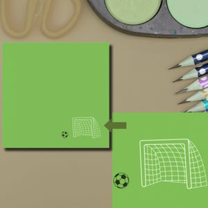 Könnte beinhalten: Ein grünes Quadrat mit einem weißen Fußballtor und einem Fußball. Das Bild zeigt auch eine Nahaufnahme des Fußballtors und des Balls sowie Bleistifte und Kunstzubehör.