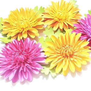 K&ouml;nnte beinhalten: F&uuml;nf Papierblumen in den Farben Gelb und Rosa. Die Blumen sind geschichtet und haben einen 3D-Effekt. Die Blumen sind in einer Gruppe auf einem wei&szlig;en Hintergrund angeordnet.
