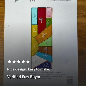 Pode incluir: Um padr&atilde;o de vitral com se&ccedil;&otilde;es numeradas em v&aacute;rias cores, incluindo vermelho, azul e amarelo. O texto "Nice design. Easy to make." &eacute; vis&iacute;vel. O padr&atilde;o &eacute; para uso pessoal e comercial.
