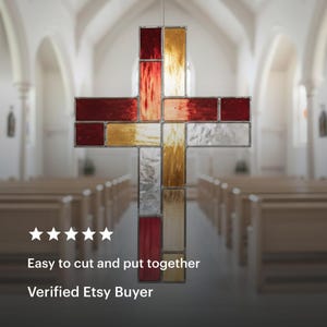 Pode incluir: Uma cruz de vitral com pain&eacute;is vermelhos, dourados e prateados, pendurada numa igreja. O texto "Easy to cut and put together" e "Verified Etsy Buyer" &eacute; exibido abaixo. A imagem apresenta um ambiente religioso.
